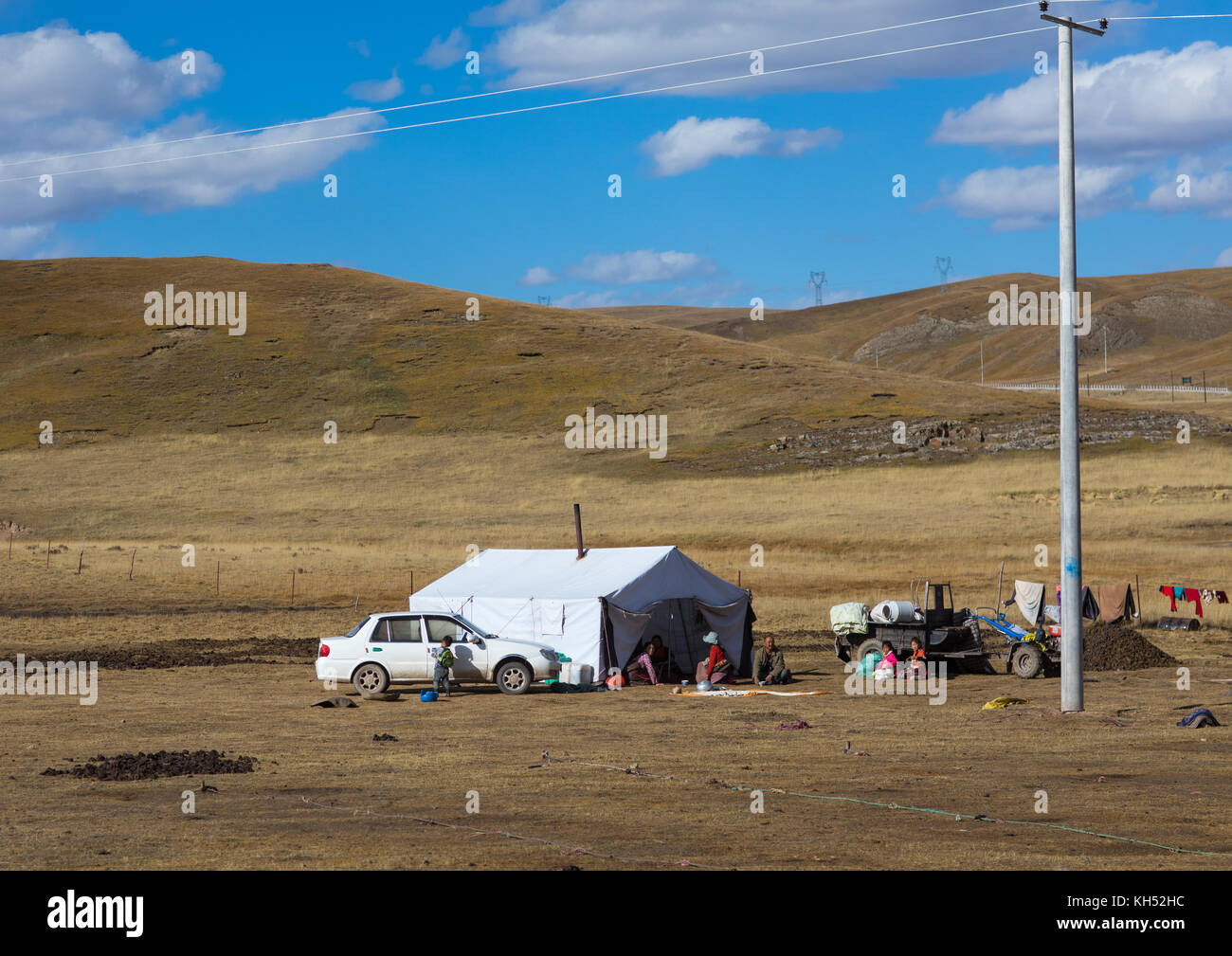 Famiglia nomade tibetana che vive in una tenda nelle praterie, Provincia di Qinghai, Tsekhog, Cina Foto Stock