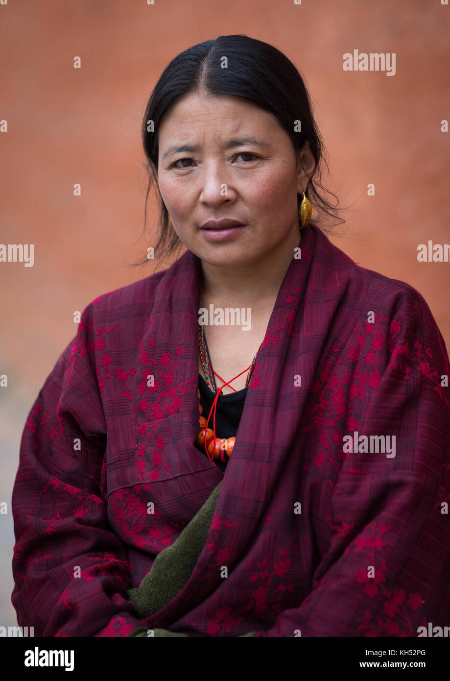 Ritratto di una donna tibetana durante un pellegrinaggio nel monastero di Labrang, provincia di Gansu, Labrang, Cina Foto Stock