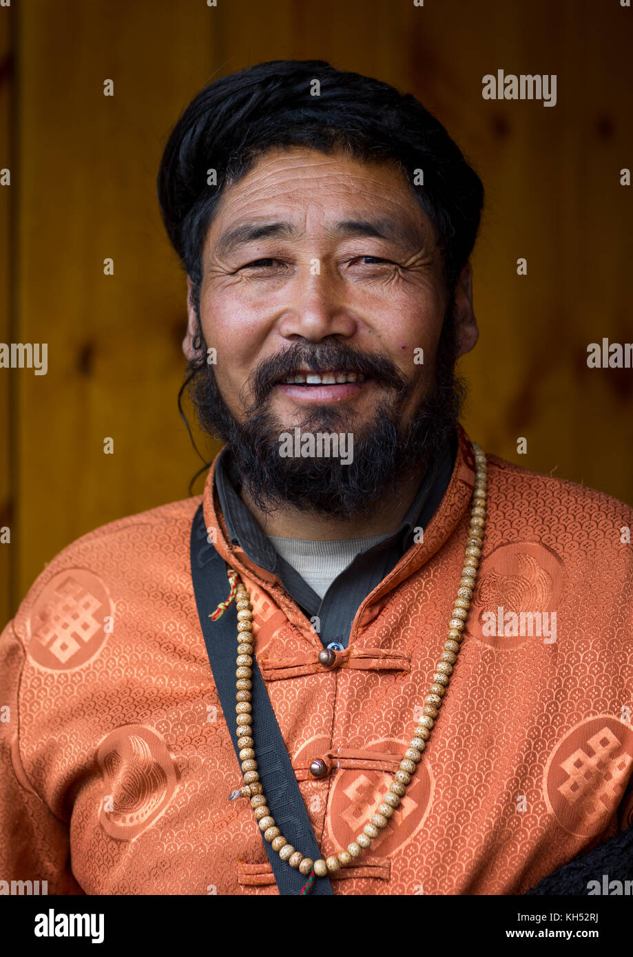 Ritratto di un nyingma nomade tibetana uomo durante un pellegrinaggio nel monastero di Labrang, provincia di Gansu, Labrang, Cina Foto Stock