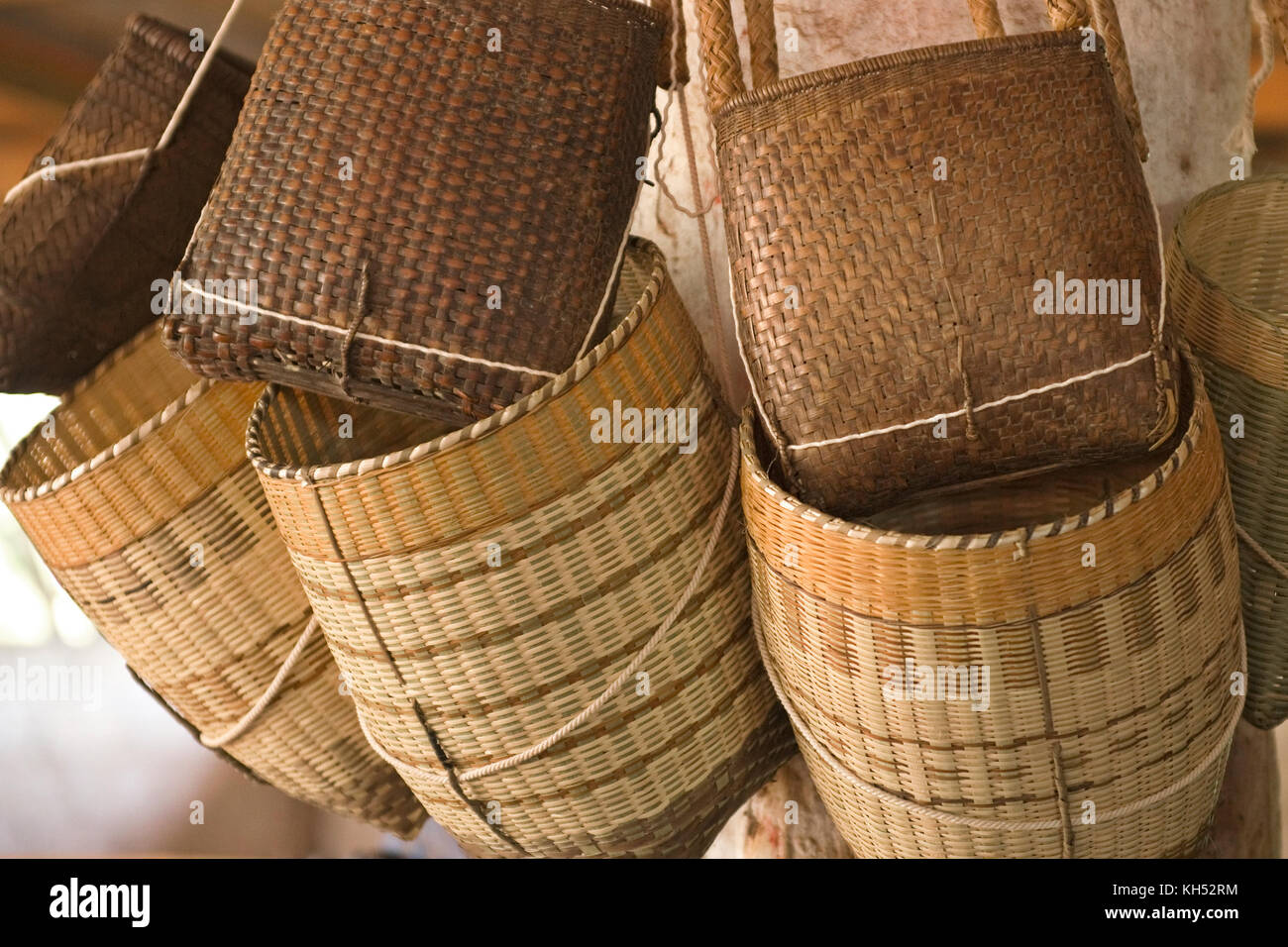 Lato tessuto cesti sul display in corrispondenza del mercato nel Lago Inle, MYANMAR Birmania Foto Stock