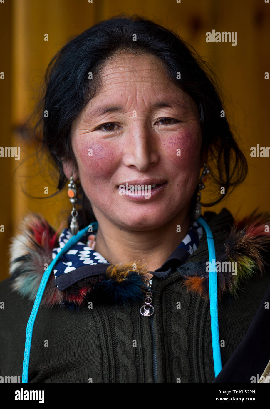 Ritratto di un nyingma nomade tibetana donna durante un pellegrinaggio nel monastero di Labrang, provincia di Gansu, Labrang, Cina Foto Stock