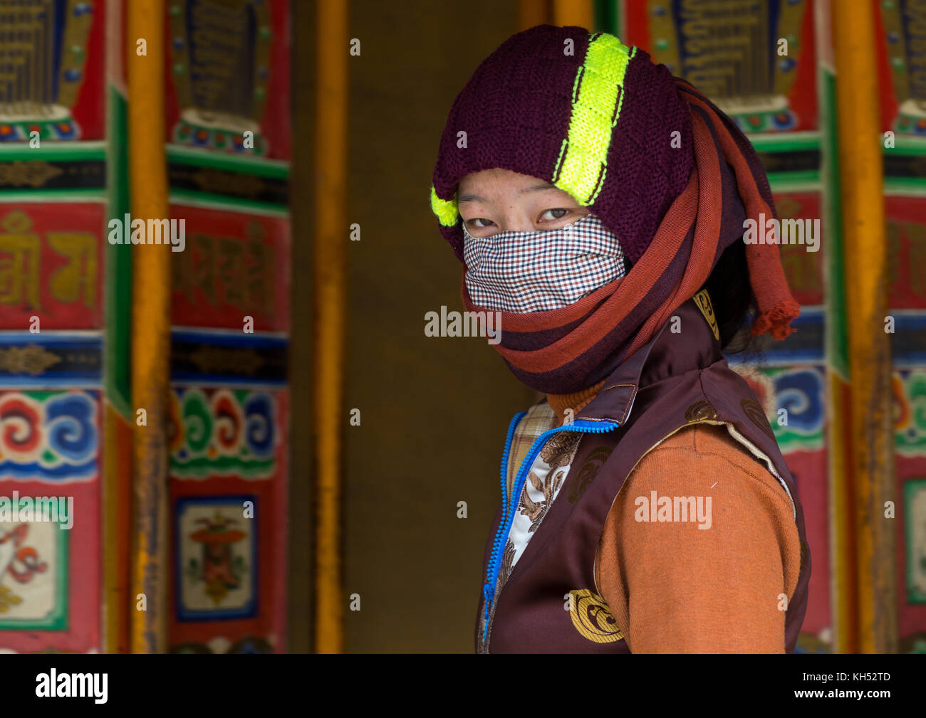 Pellegrino tibetano donna girando enormi ruote della preghiera nel monastero di Labrang, provincia di Gansu, Labrang, Cina Foto Stock