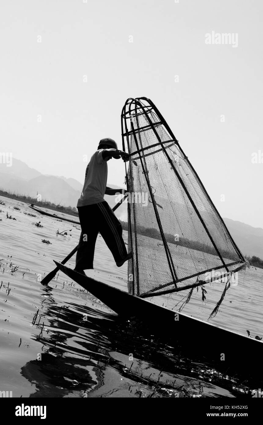 Fisherman barca a remi con una gamba in Lago Inle MYANMAR Birmania Foto Stock