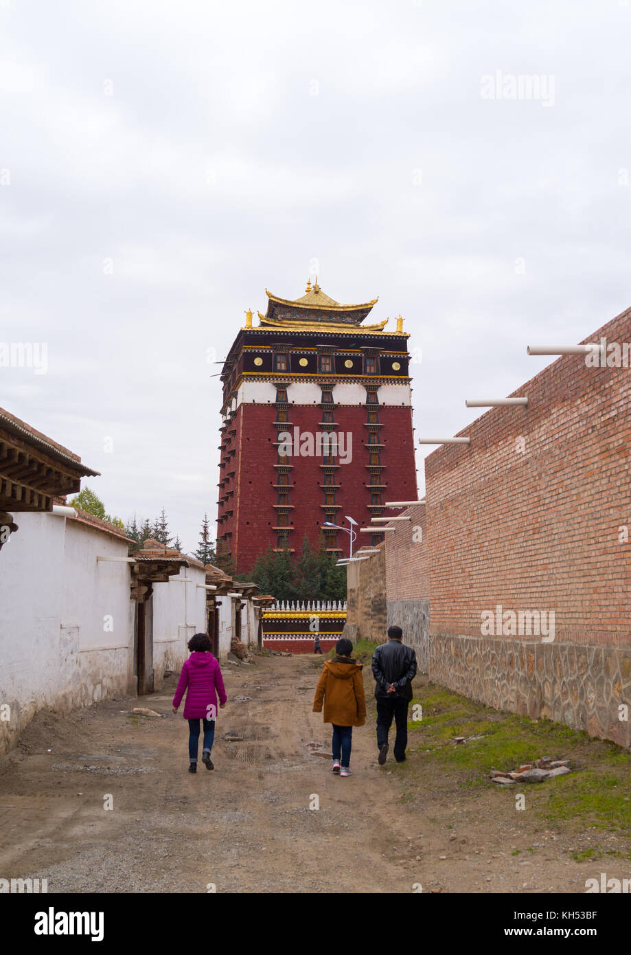 Il Tibetano pellegrini diretti a Hezuo monastero e la sua torre milarepa, provincia di Gansu, Hezuo, Cina Foto Stock