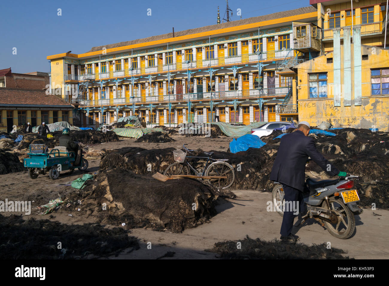 In pelle di yak e lana mercato dominato da musulmani hui persone, provincia di Gansu, Linxia, Cina Foto Stock