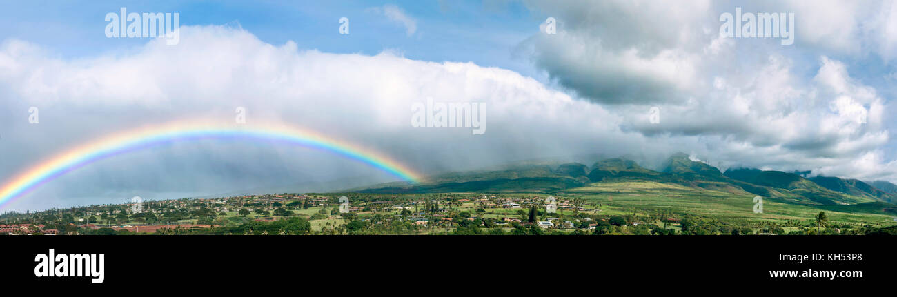 Kaanapali - l'immagine è guardando verso la Maui, Hawaii western montagne con un arcobaleno. Foto Stock