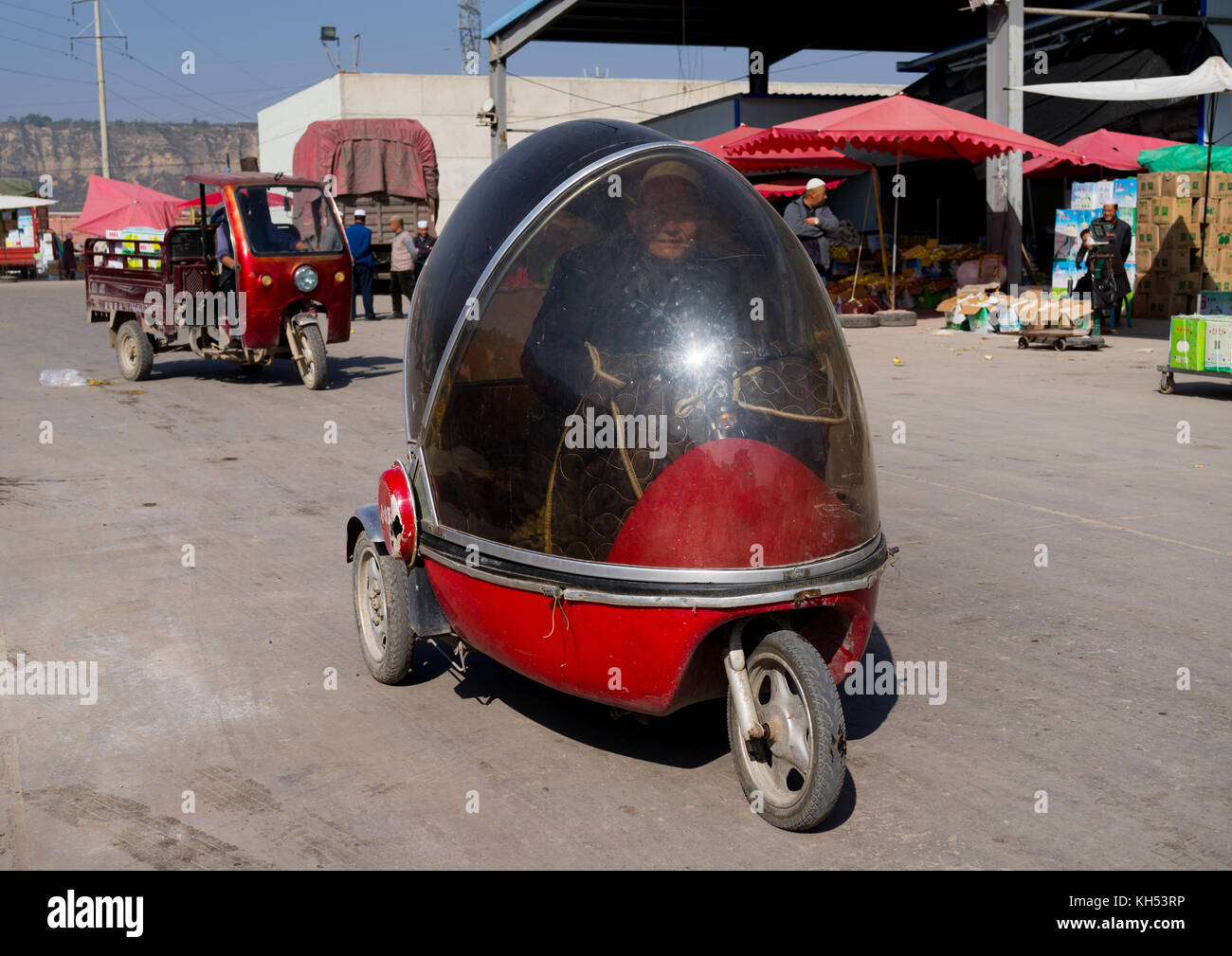 Carino piccolo a tre ruote retrò cinese auto in strada, provincia di Gansu, Linxia, Cina Foto Stock