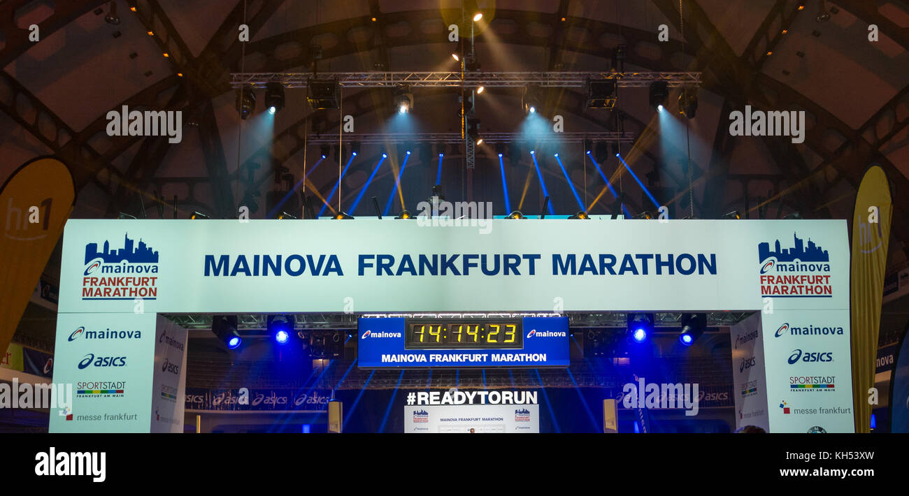 Francoforte, Germania - 28 ottobre 2017: conto alla rovescia orologio per la partenza della maratona di Francoforte nell'festhalle Foto Stock