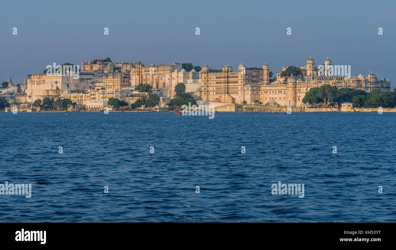 Tramonto in Udaipur con una vista panoramica sul lago Pichola, Rajasthan, India Foto Stock