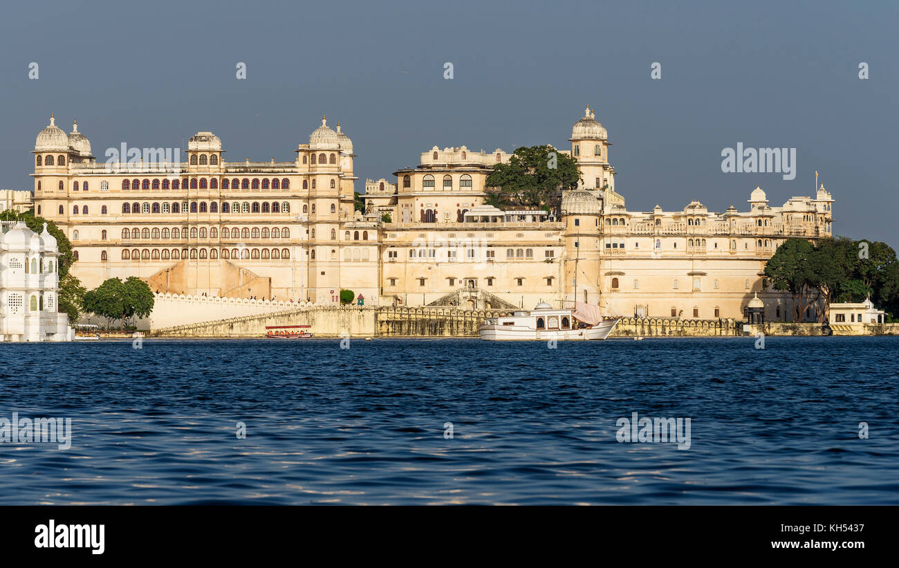 Vista panoramica della città di palazzo nella luce della sera, Udaipur, Rajasthan, India Foto Stock