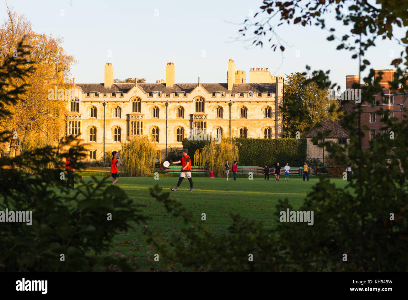 Gli studenti sul Trinity College i campi da gioco, Università di Cambridge, Inghilterra, Regno Unito. Foto Stock