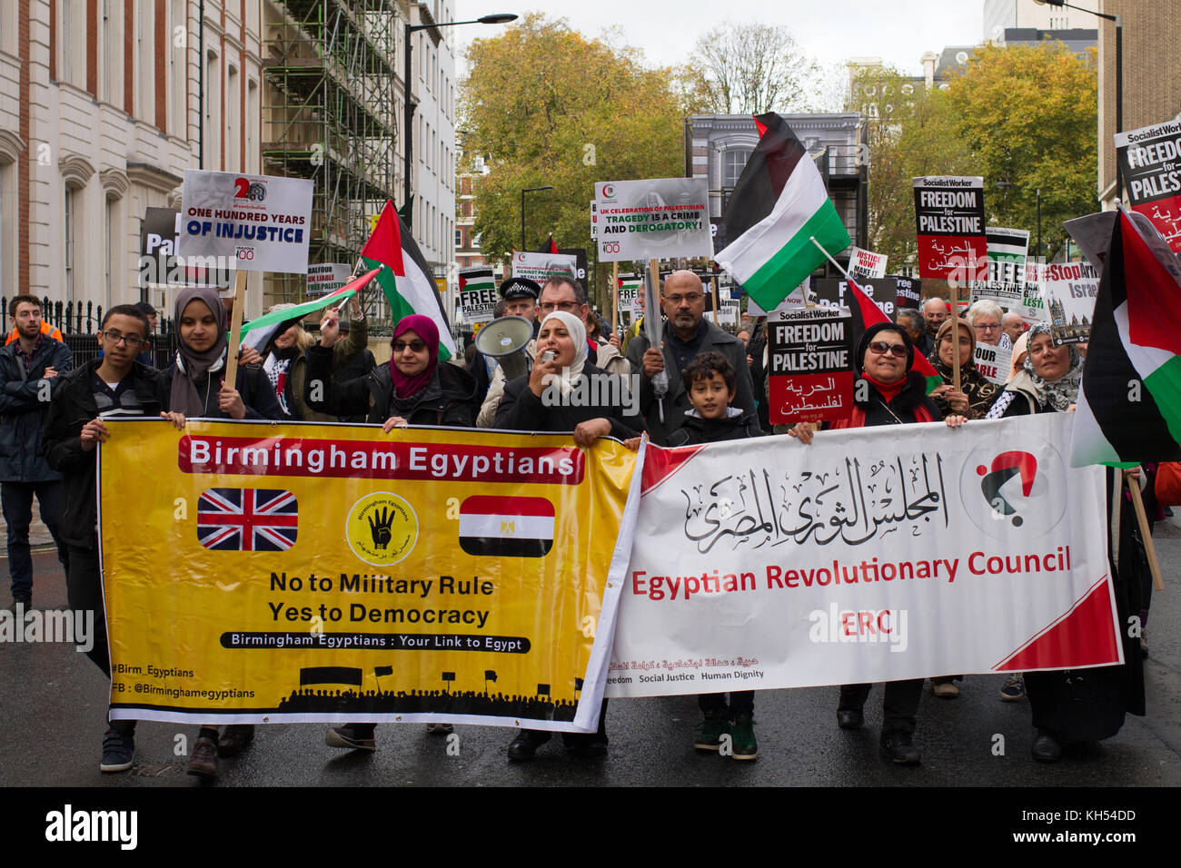 I manifestanti pro-diritti per l'Egitto si uniscono alla marcia per la Palestina nel centenario della dichiarazione Balfour, Londra Foto Stock