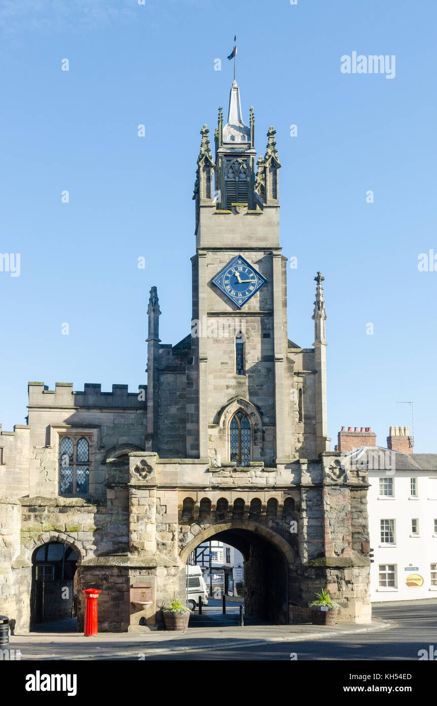 Porta Est e la Basilica di San Pietro Cappella di cicche in Warwick Warwickshire, Regno Unito che è ora alloggio self catering Foto Stock