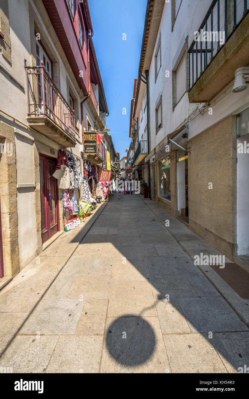 Turisti in una strada di Valença do Minho (Portogallo) Foto Stock