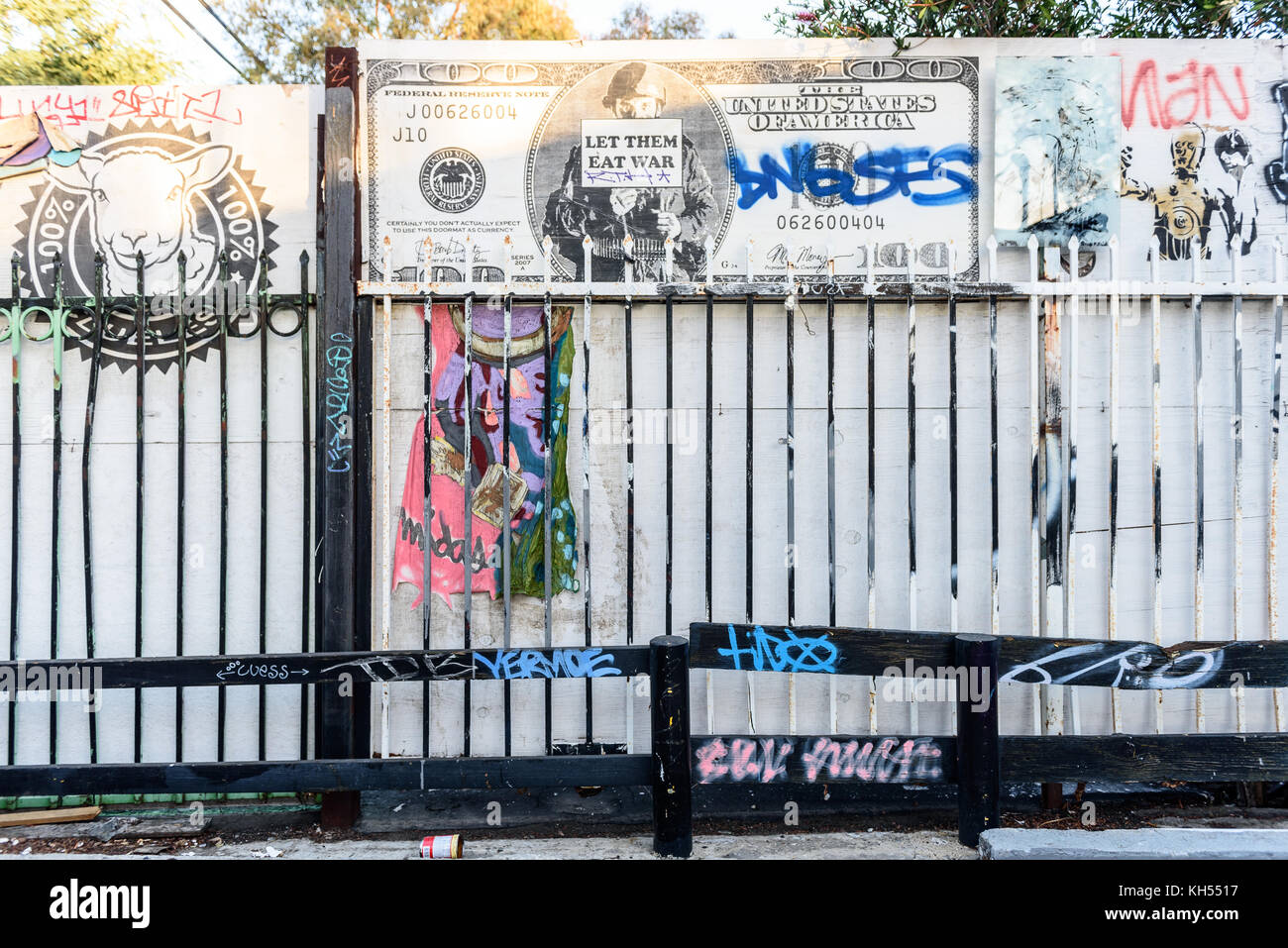 Los Angeles, Stati Uniti d'America - 14 Giugno: il muro graffiti sulle strade di West Los Angeles, CA il 14 giugno 2015. Foto Stock