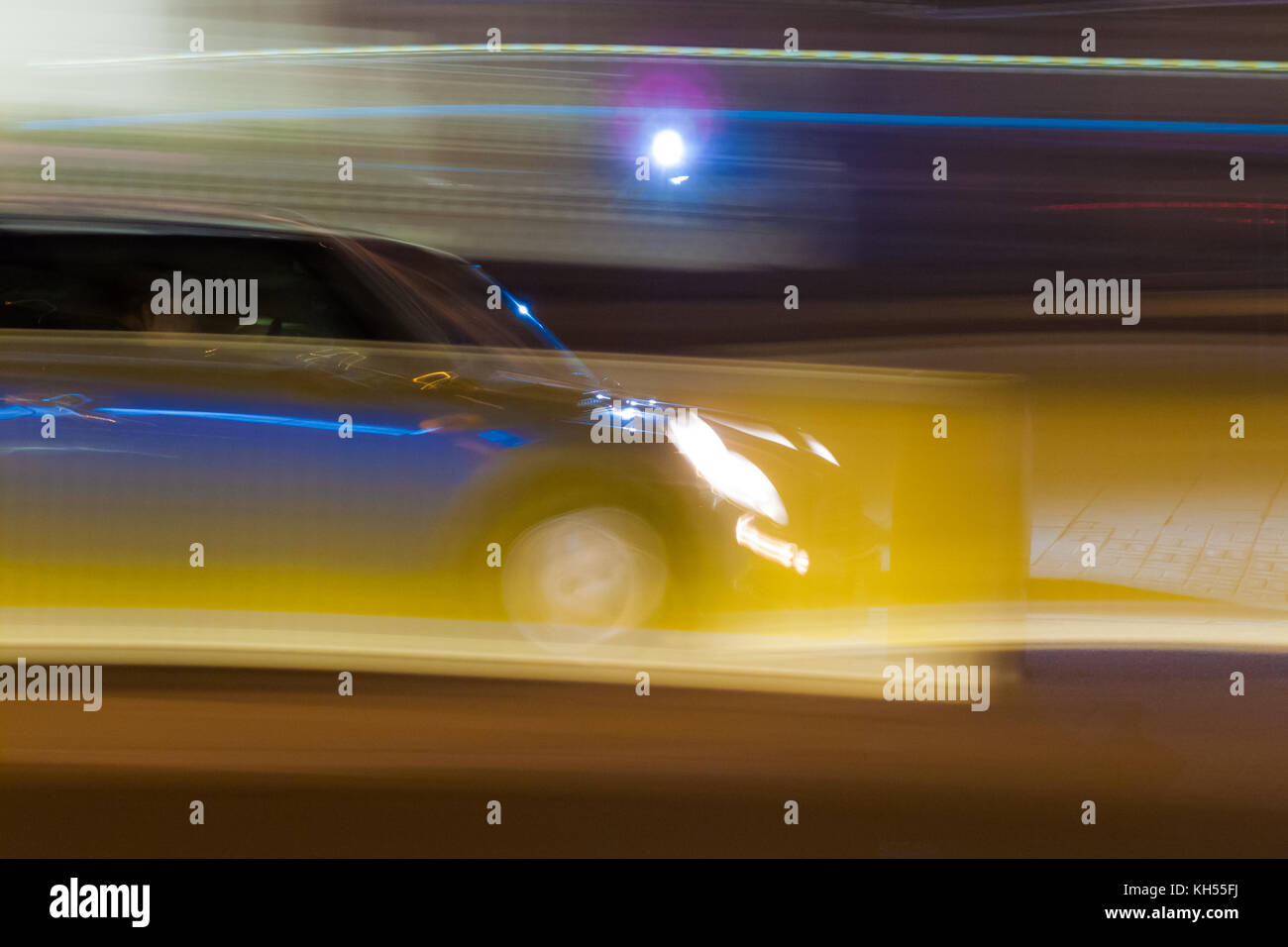 Vettura in movimento sfocato Foto Stock