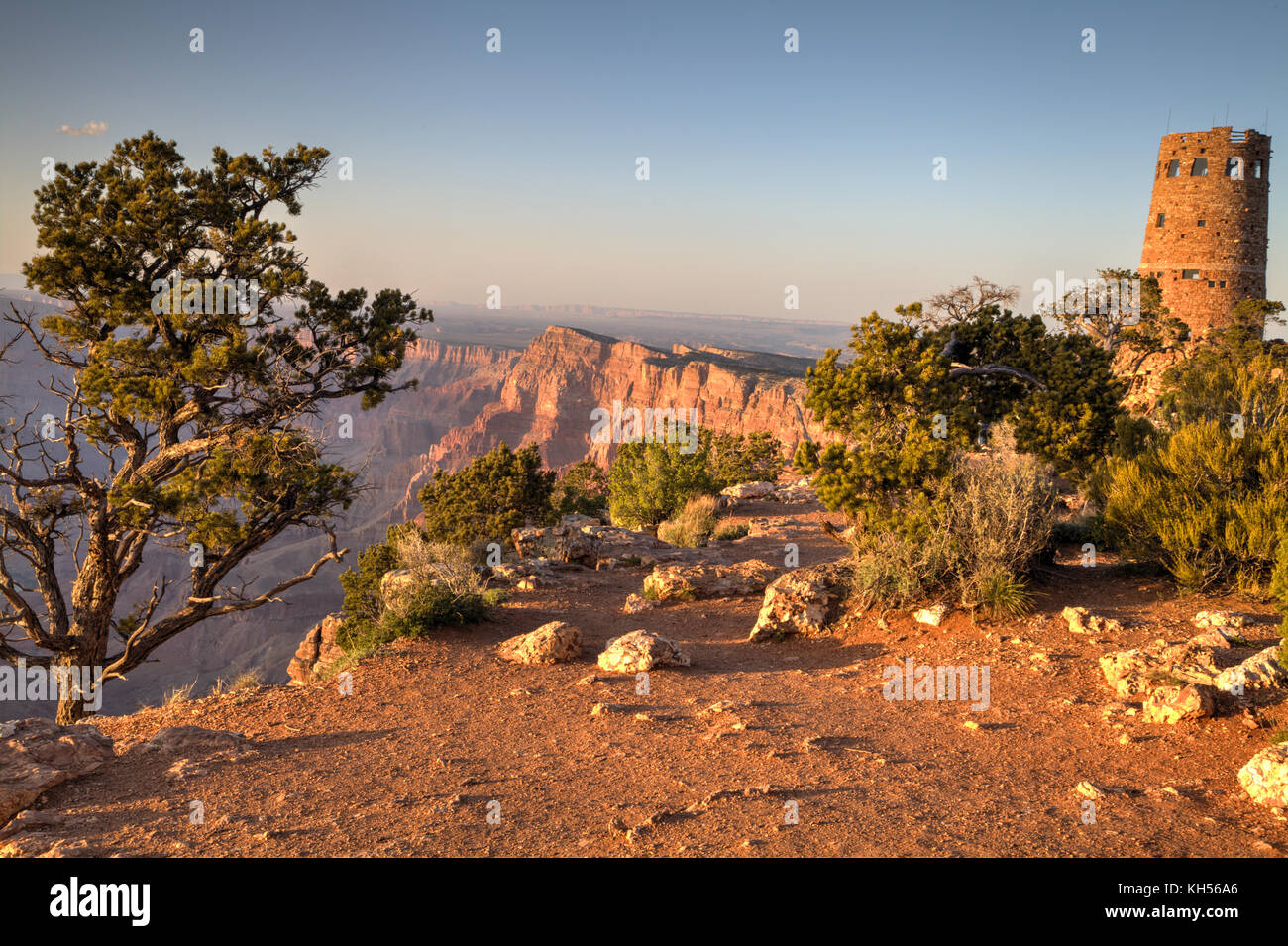 Vista del deserto torre di avvistamento sul bordo del Grand Canyon. Foto Stock