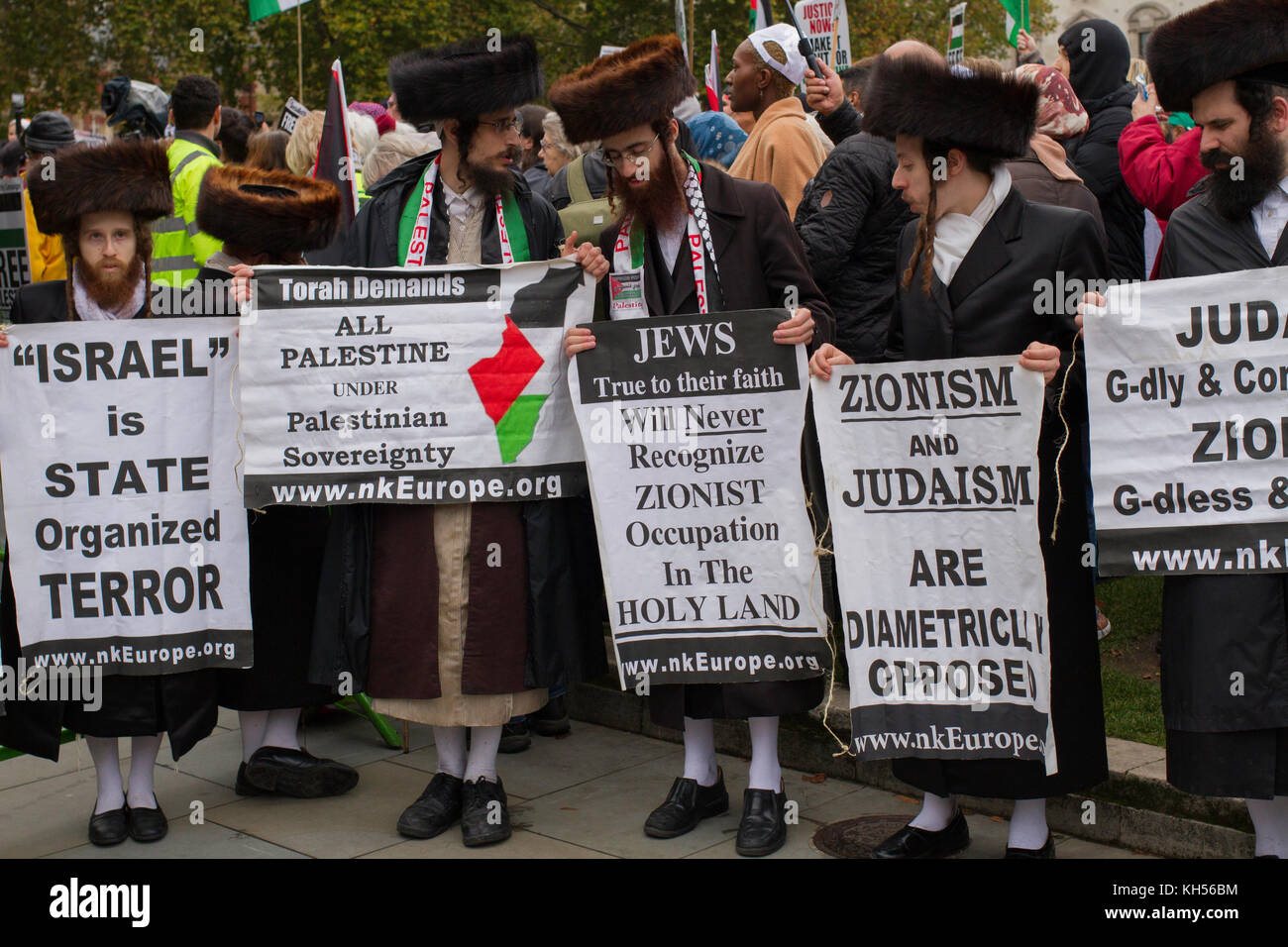 I membri di Neturei Karta anti-sionista ebraico protesta il movimento per i diritti palestinesi in piazza del Parlamento in occasione del centenario della nascita della Dichiarazione Balfour Foto Stock