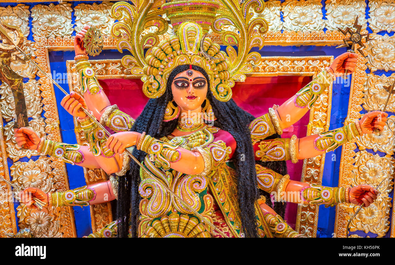 Dea durga nel look tradizionale a Durga puja a Kolkata. dea Indù devi durga è adorato in India e una festa popolare evento. Foto Stock