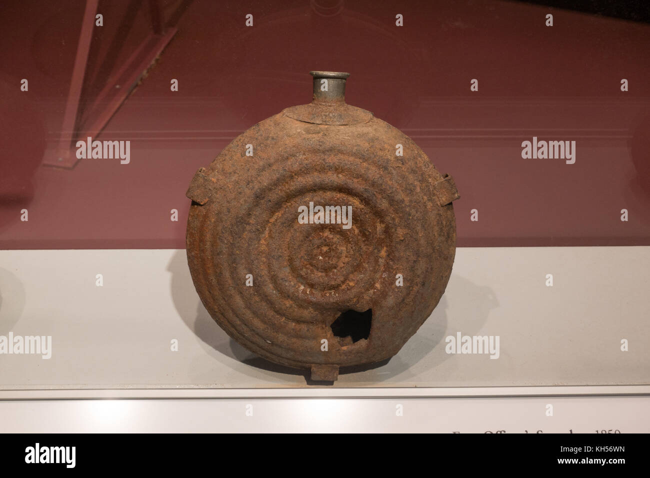 Un occhio di bue pattern mensa con un proiettile (?) foro (dal campo di battaglia di Gettysburg, il Museo Nazionale della Guerra Civile, Lincoln Circle, Harrisburg, PA, Stati Uniti d'America. Foto Stock