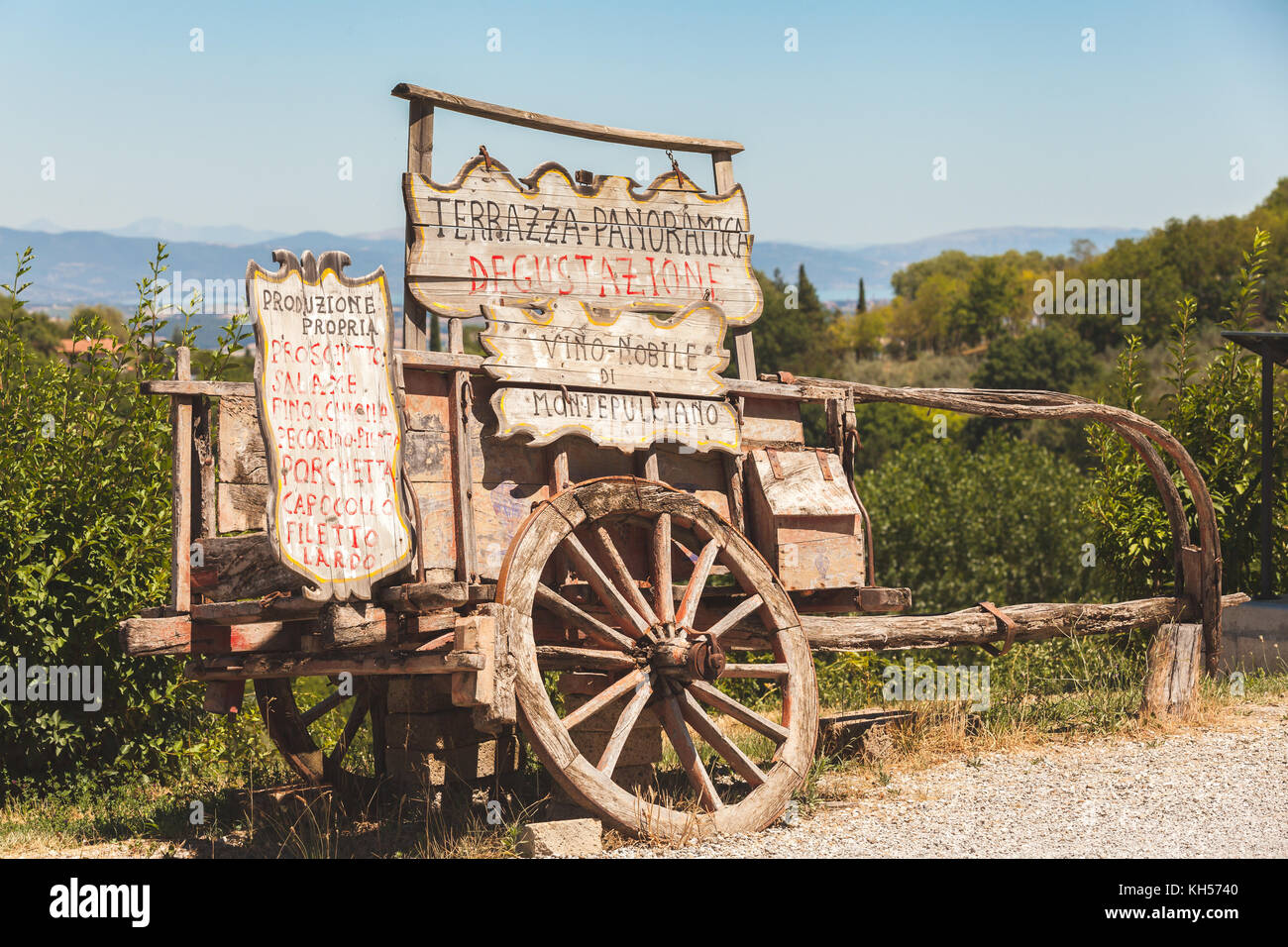 Pubblicizzare al vino ristorante sul vecchio Tabellone in legno carrello in Toscana, Italia Foto Stock