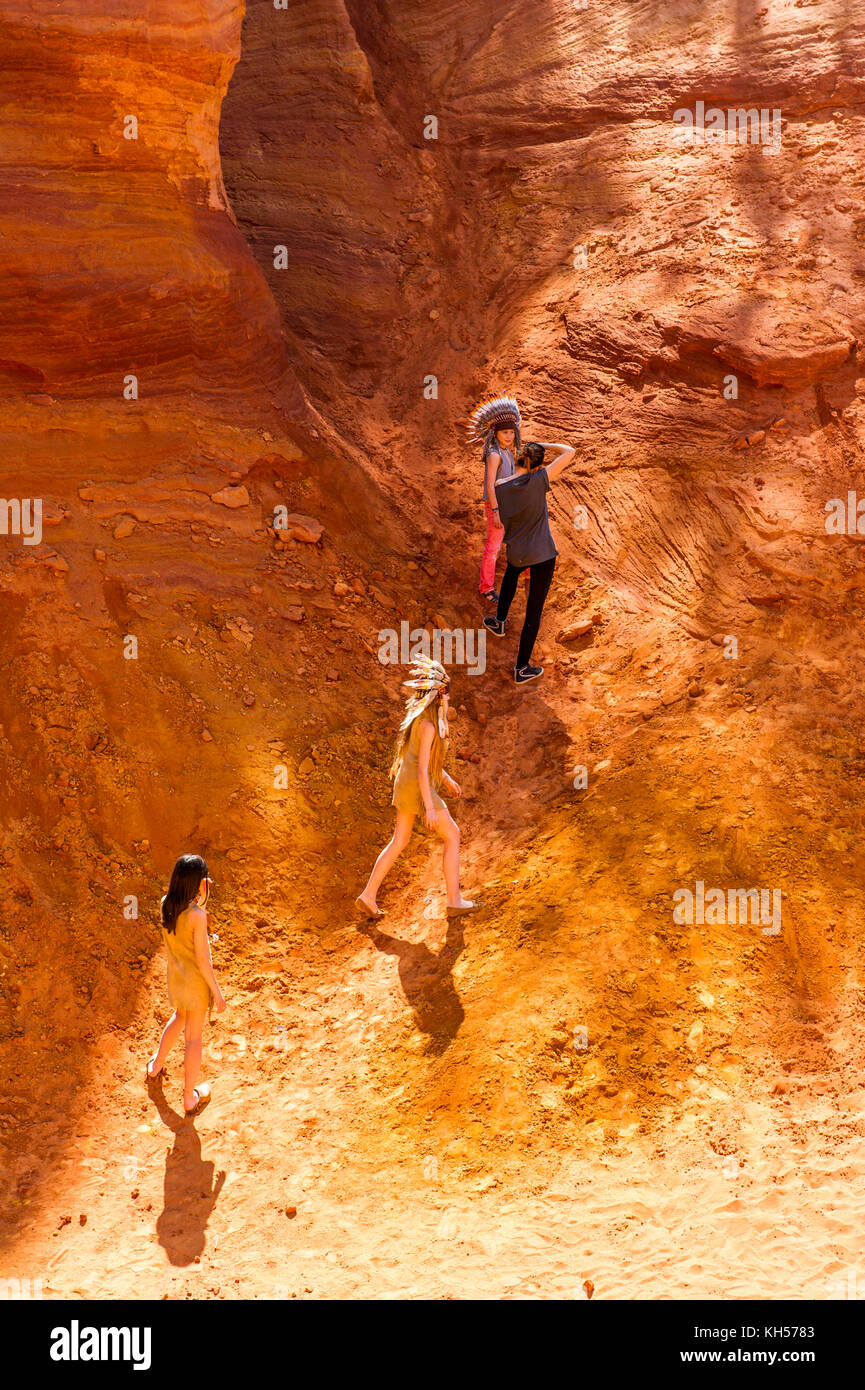 Europa, Francia, Vaucluse, Luberon. Roussillon. Le cave di ocra. Bambini vestiti come indiani durante una foto sparare. Foto Stock