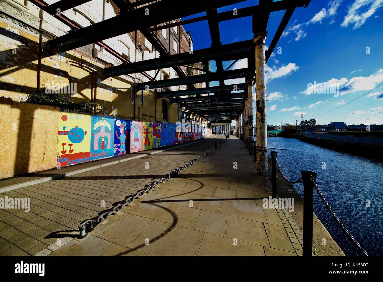 Passaggio pedonale al ristrutturato Ipswich docks con luminosi murali urbani. Suffolk, Regno Unito. Foto Stock