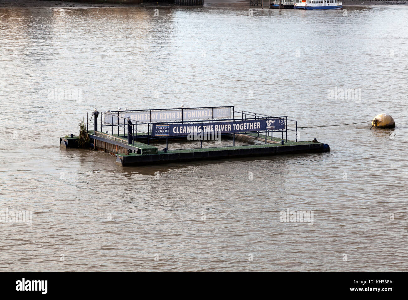 Raccolta della spazzatura barcone sul Fiume Tamigi, Londra Foto Stock