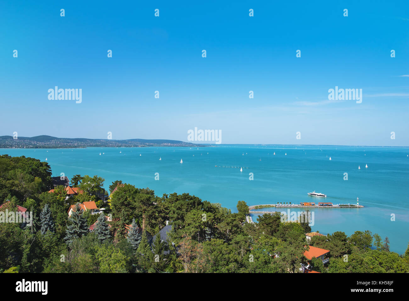 Vista del lago Balaton con navi da TIHANY, UNGHERIA Foto Stock