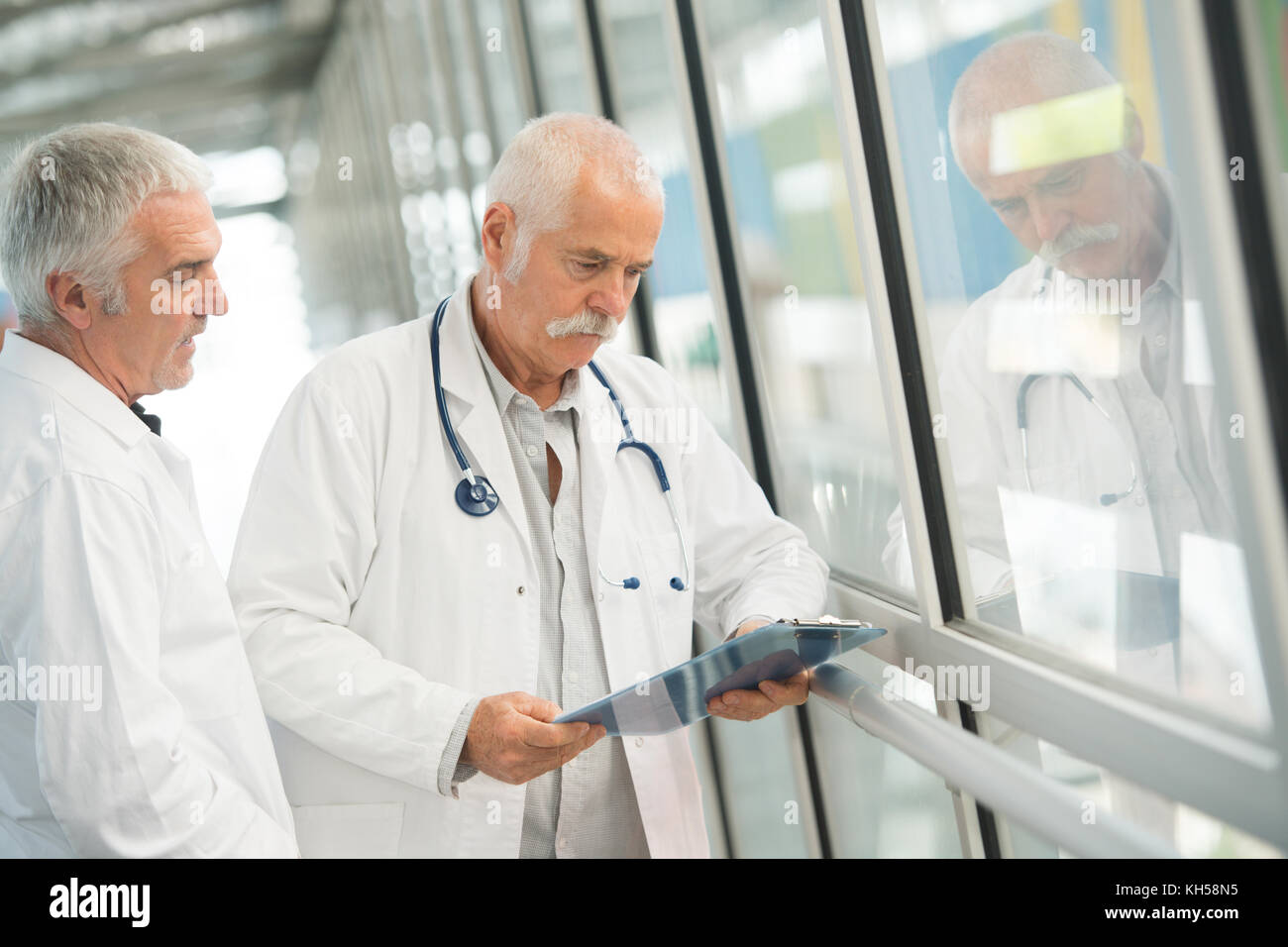 Senior medici a parlare con un infermiere Foto Stock