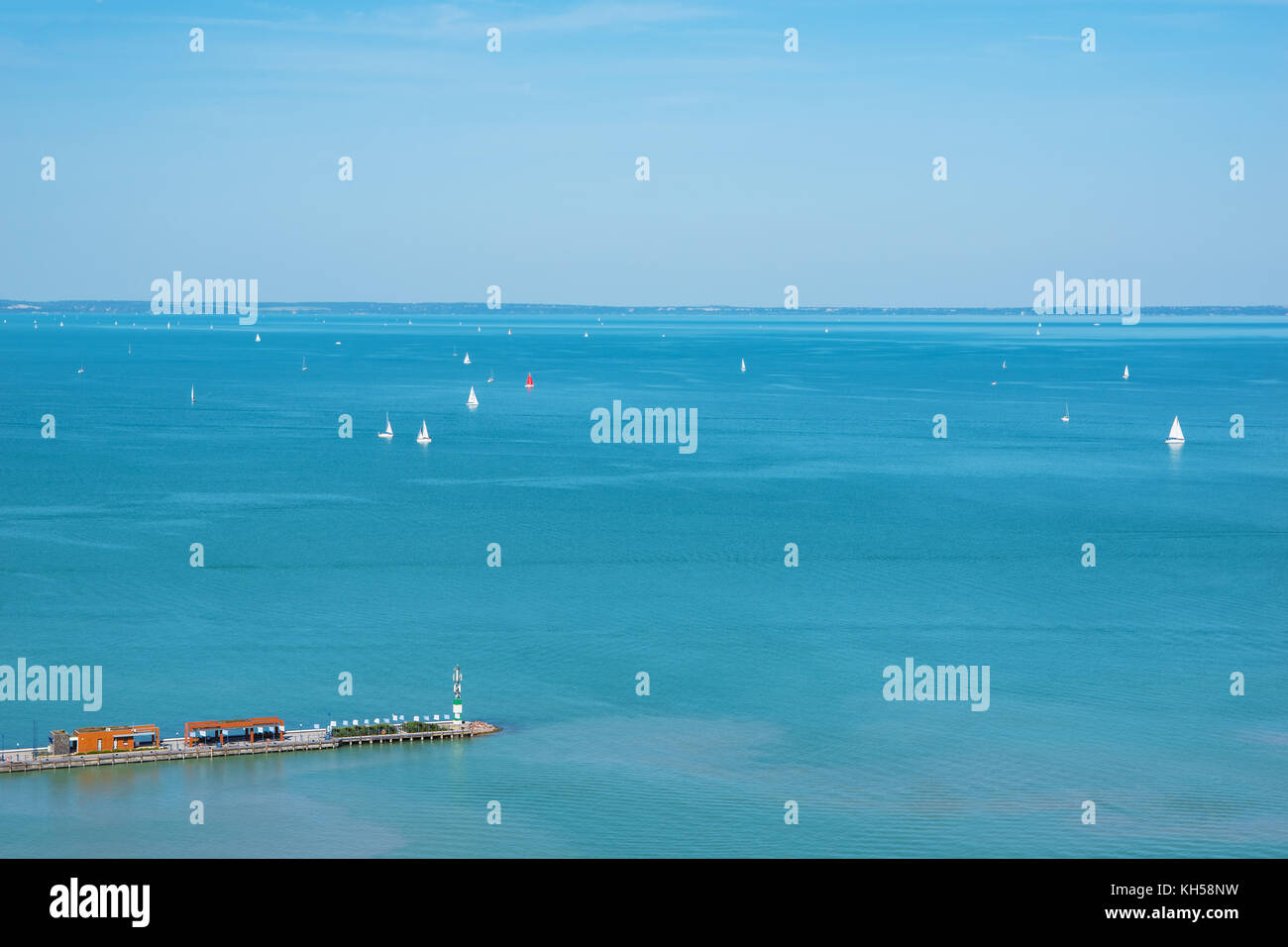 Vista del lago Balaton con il porto e le navi, Ungheria Foto Stock