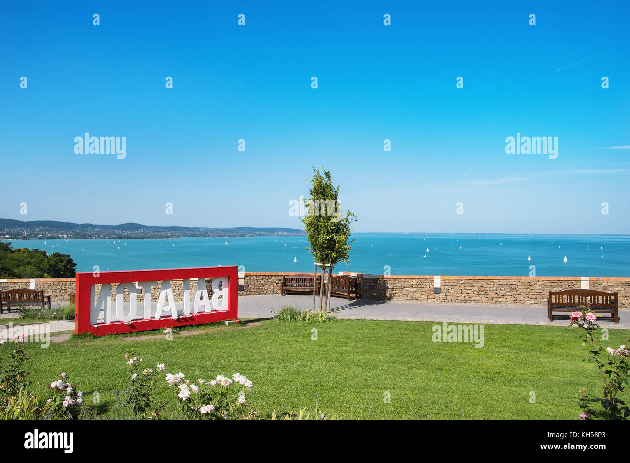 Vista del lago Balaton con navi da TIHANY, UNGHERIA Foto Stock