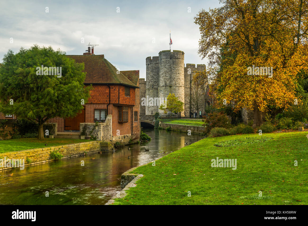 La vista della Westgate torri da un autunnale di Westgate giardini della storica città di Canterbury Kent Foto Stock