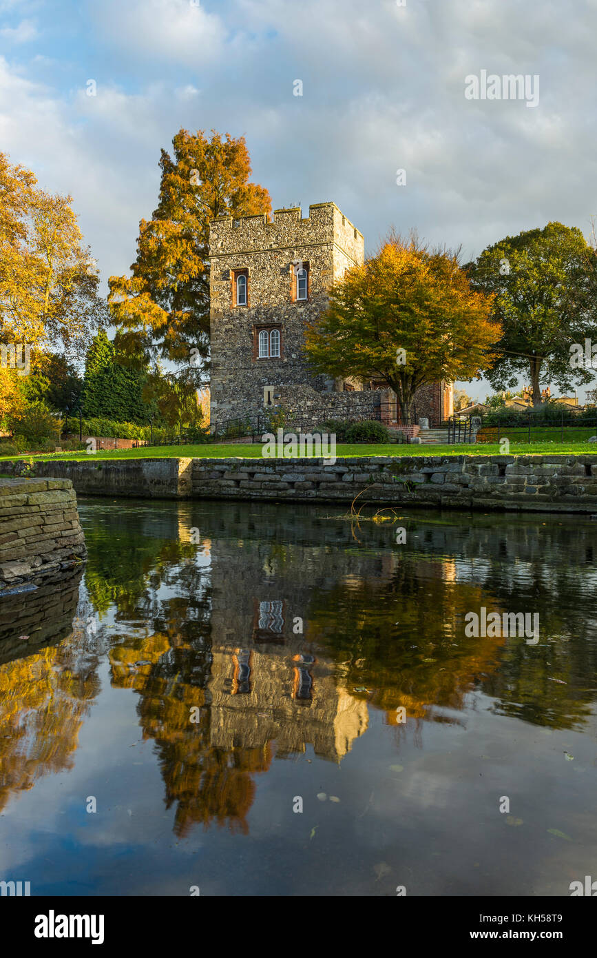 Casa torre si riflette nel fiume Stour in Westgate giardini, Canterbury Kent Foto Stock