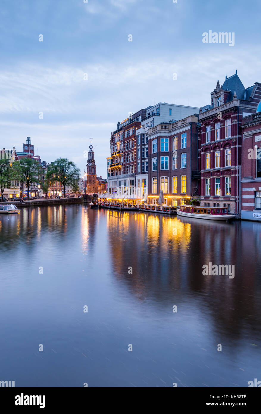 Un Amsterdam canal view al crepuscolo del popolare piazza Muntplein. Foto Stock