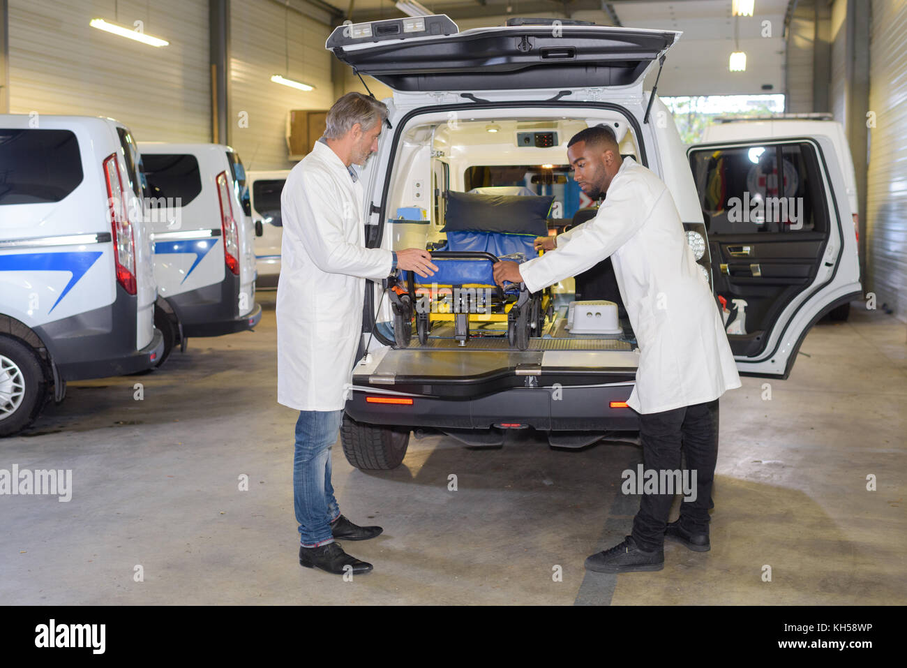 I paramedici la preparazione di ambulanza Foto Stock