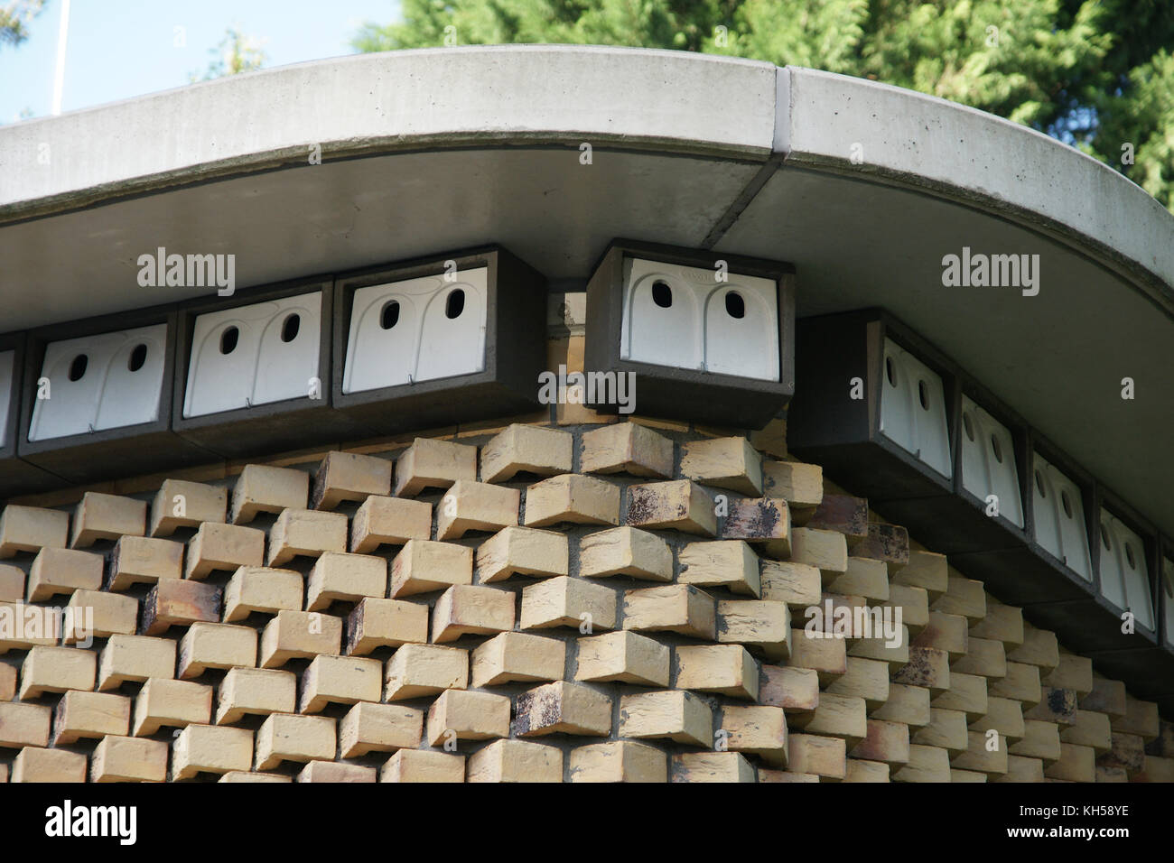 Singolare costruzione in mattoni e built-in integrale scatole di uccelli su un edificio di Delft, Paesi Bassi Foto Stock