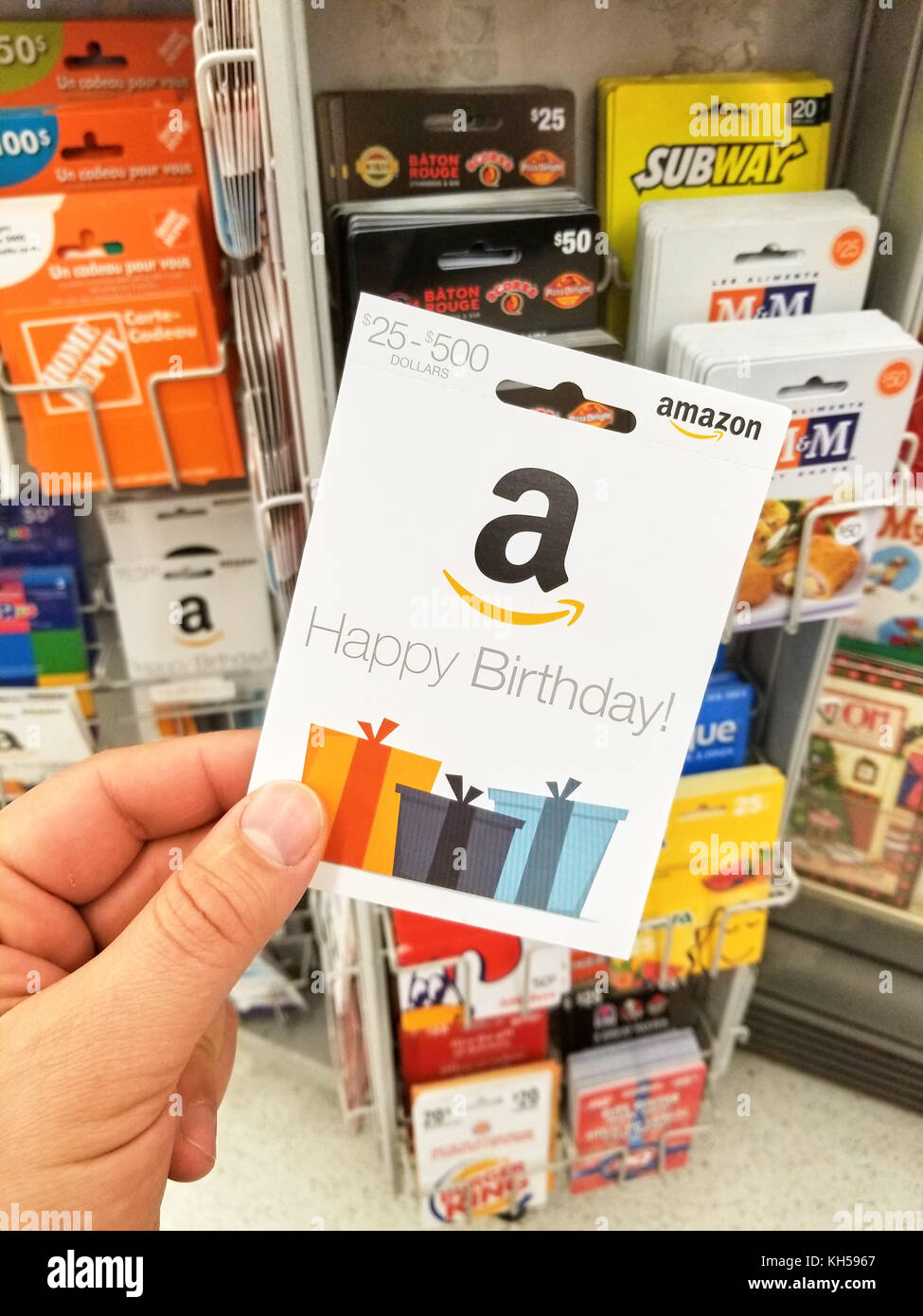 Montreal, Canada - 7 novembre 2017: buon compleanno amazon gift card in una  mano sulle carte regalo sfondo. Amazon è un americano di commercio  elettronico e Foto stock - Alamy