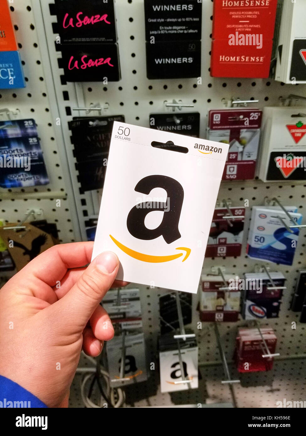Montreal, Canada - 7 novembre 2017: 50 dollar amazon gift card in una mano  sulle carte regalo sfondo. Amazon è un americano di commercio elettronico e  clou Foto stock - Alamy
