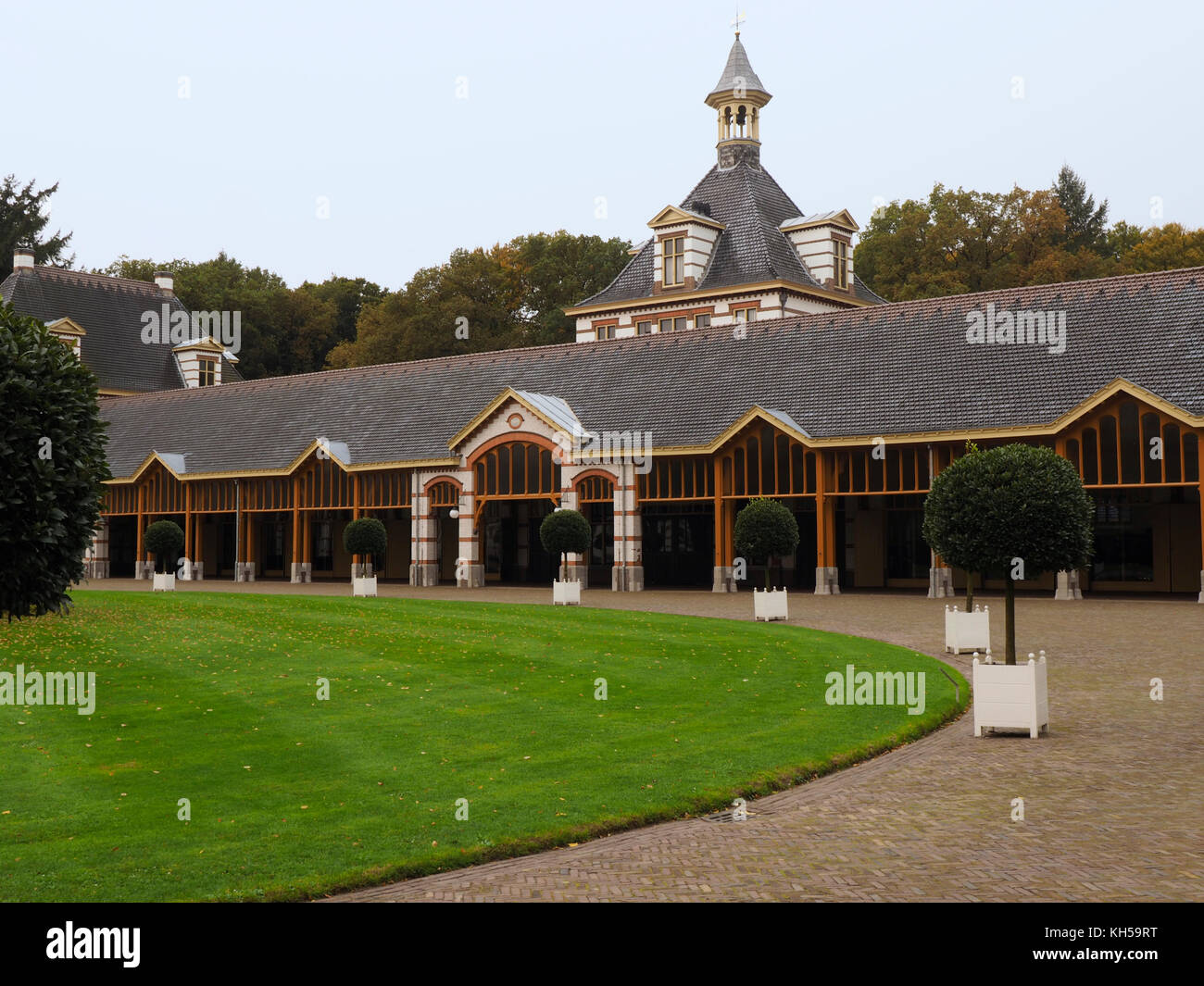 Le scuderie del palazzo Het Loo di Apeldoorn, Gelderland, i Paesi Bassi, dove le auto d'epoca e i carrelli della famiglia reale olandese sono sul display Foto Stock