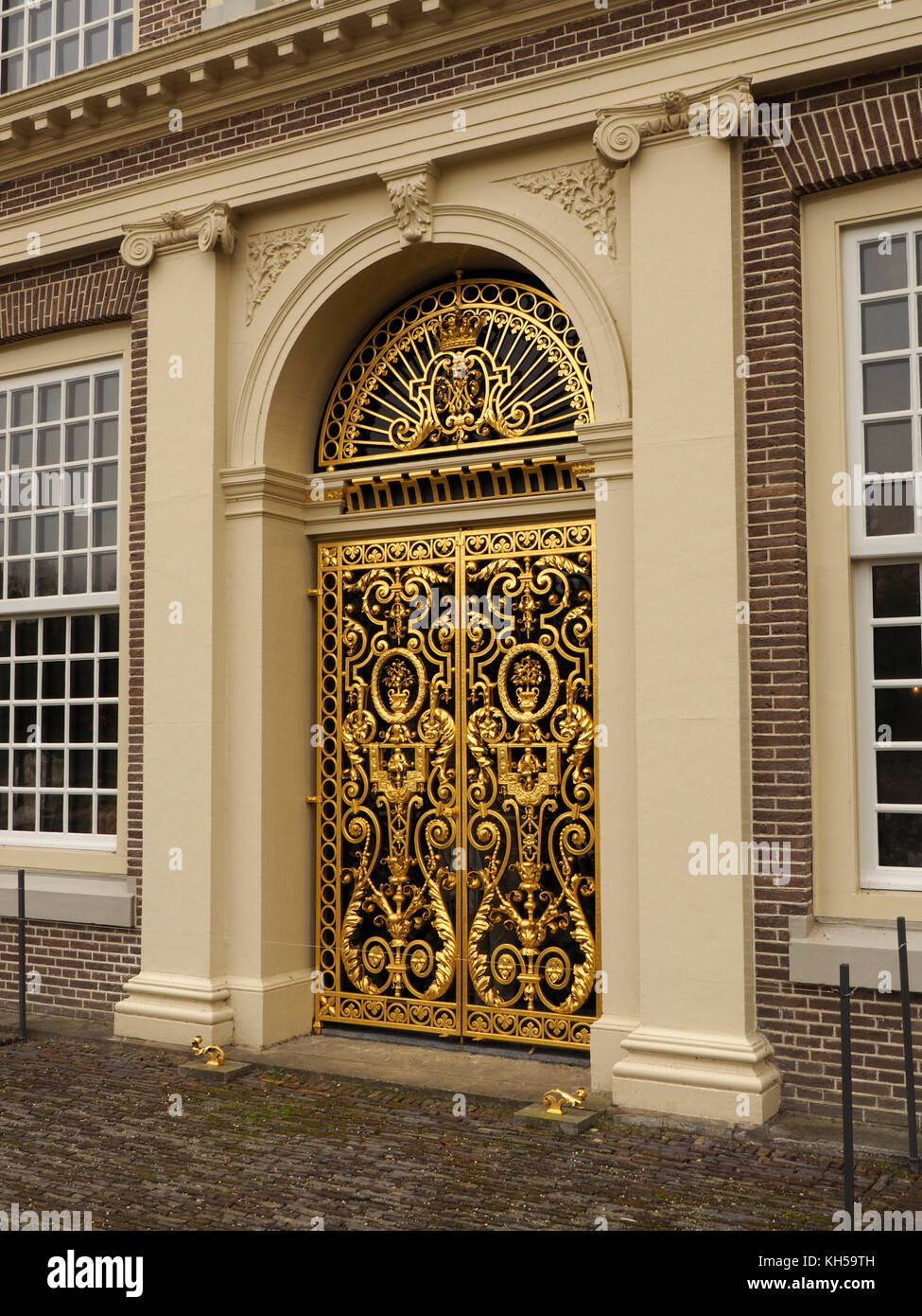 Golden Gate che conduce al giardino in het Loo palace di Apeldoorn, Gelderland, Paesi Bassi Foto Stock