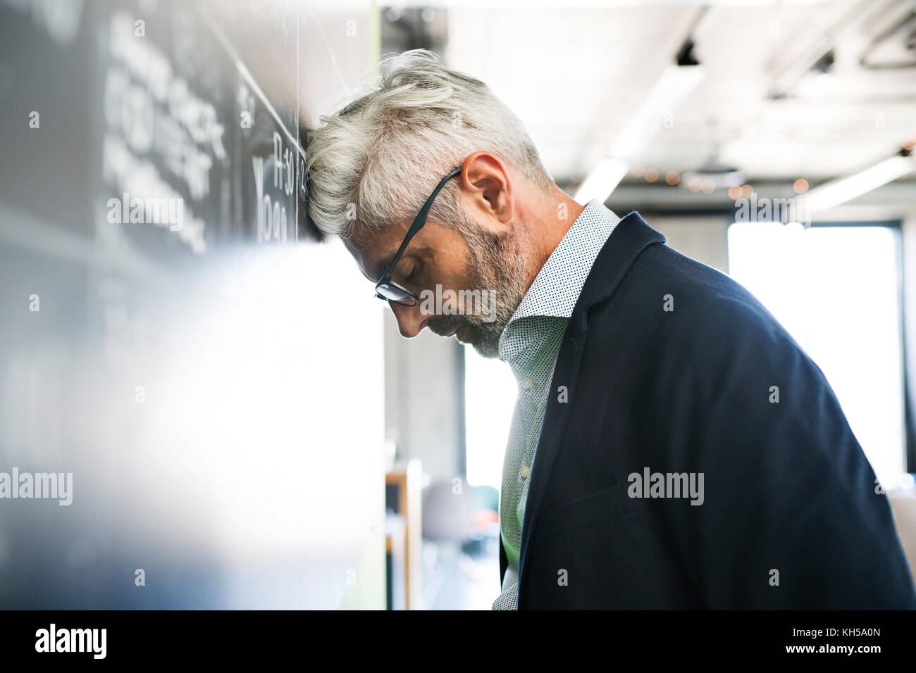 Preoccupati imprenditore maturo in ufficio. Foto Stock