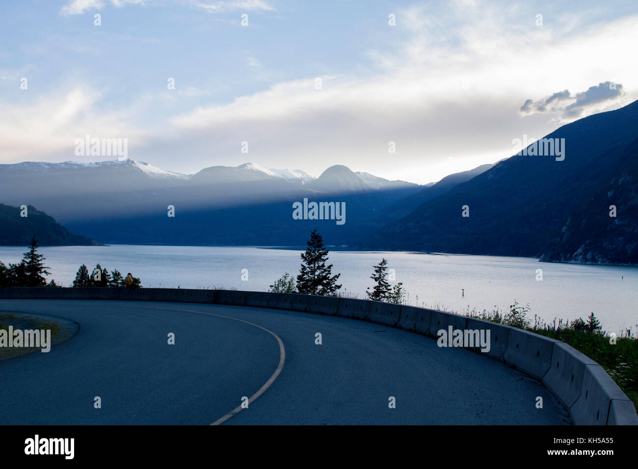 Una curva nel mare di Sky strada si affaccia la Howe Sound, Squamish, British Columbia, Canada Foto Stock