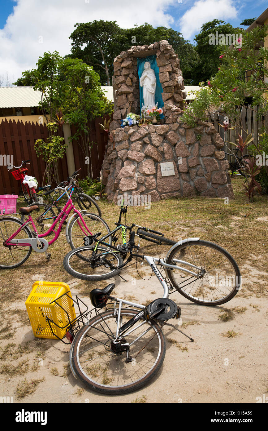 La Seychelles, La Digue, La Passe, Église de Notre Dame de l'Assomption chiesa, biciclette da Maria vergine santuario Foto Stock