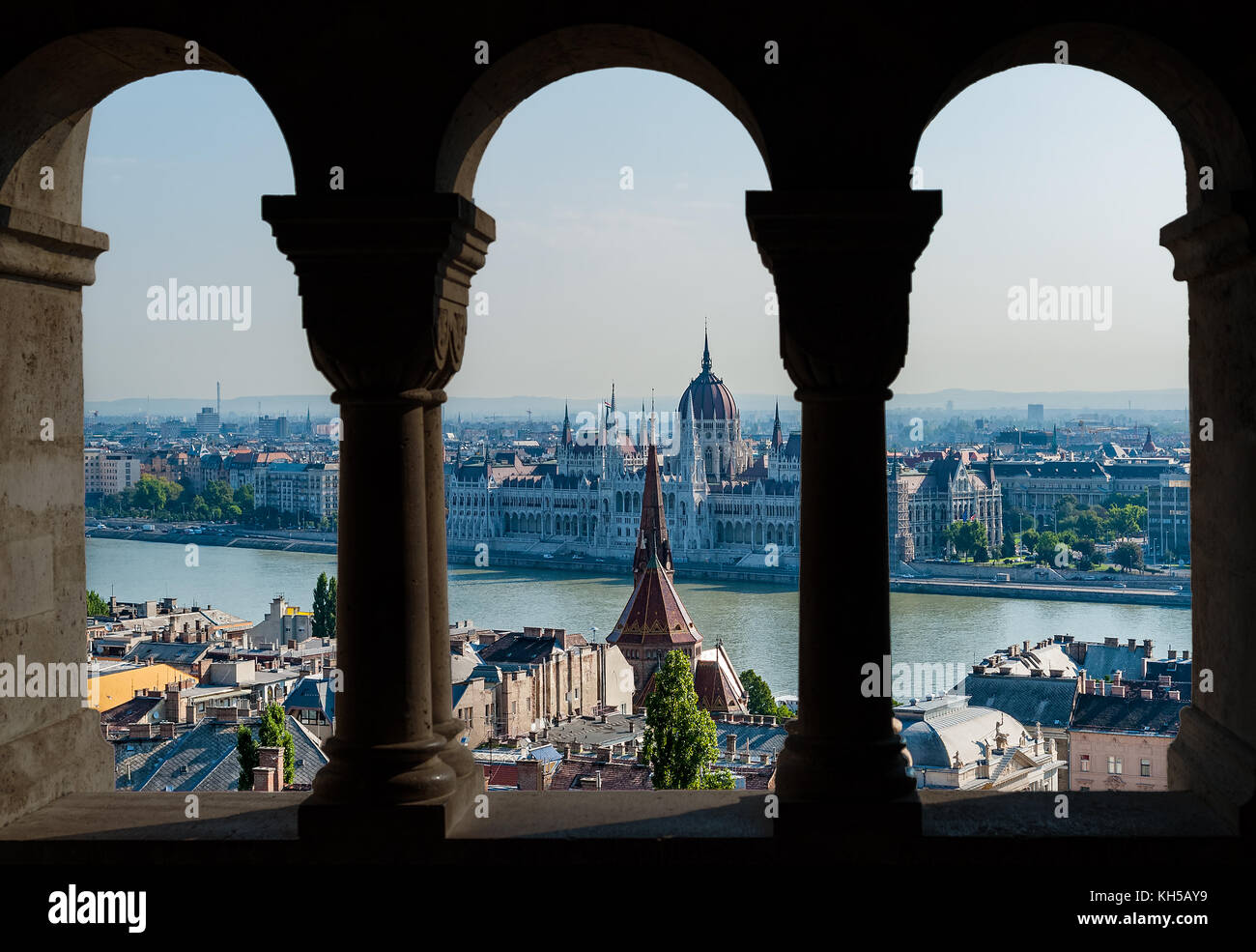 Budapest e il parlamento ungherese vista attraverso l'arco di Bastione del Pescatore - Ungheria Foto Stock
