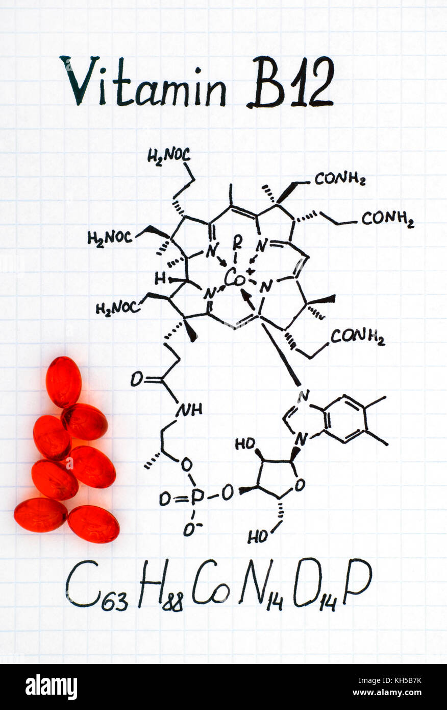 Formula chimica della vitamina B12 e alcune pillole di rosso. Foto Stock