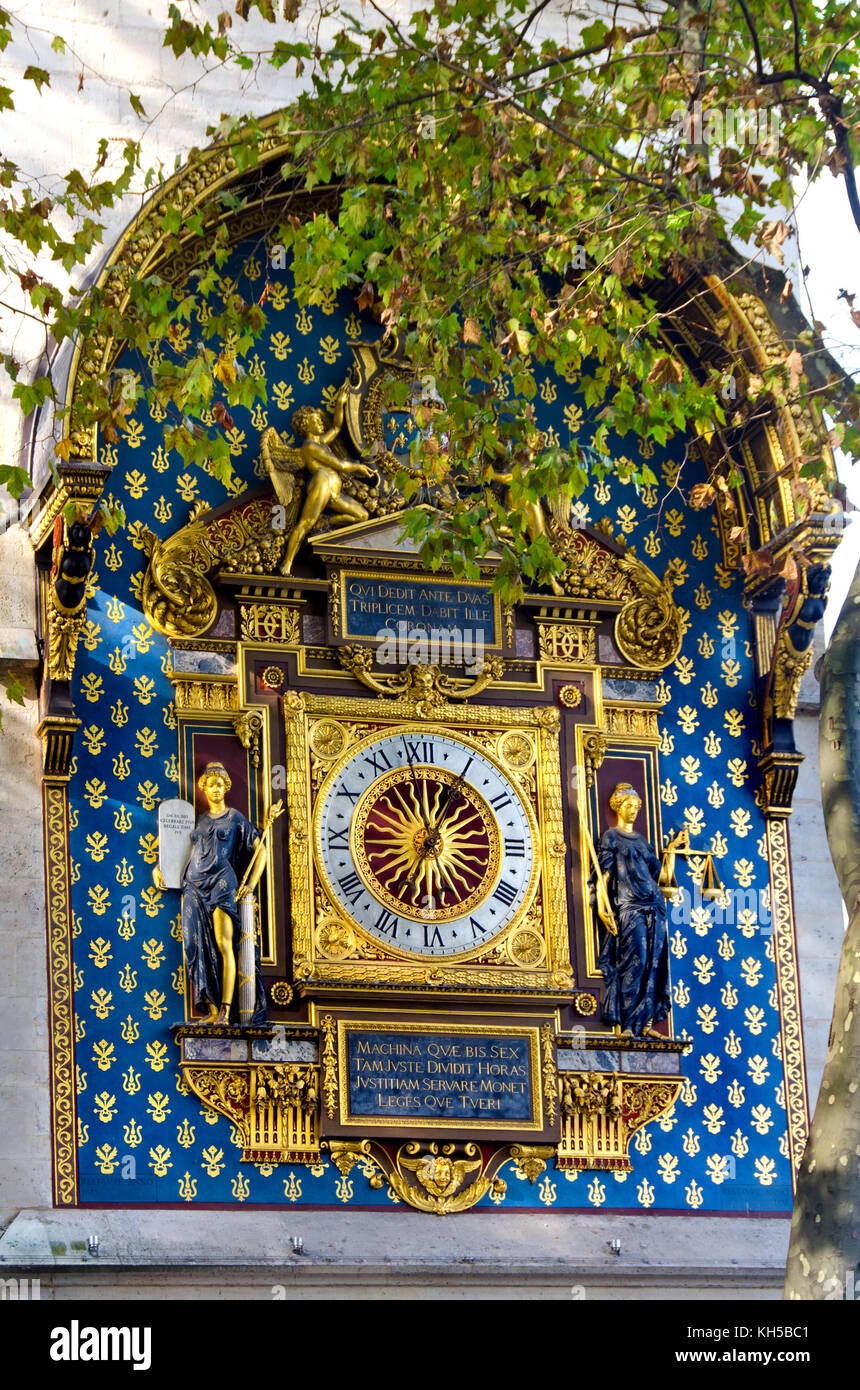 Parigi, Francia. Il più antico orologio a Parigi (1370 - ridipinto 2012) nel Tour de l'Horloge, la Conciergerie, Isola de la Cite Foto Stock