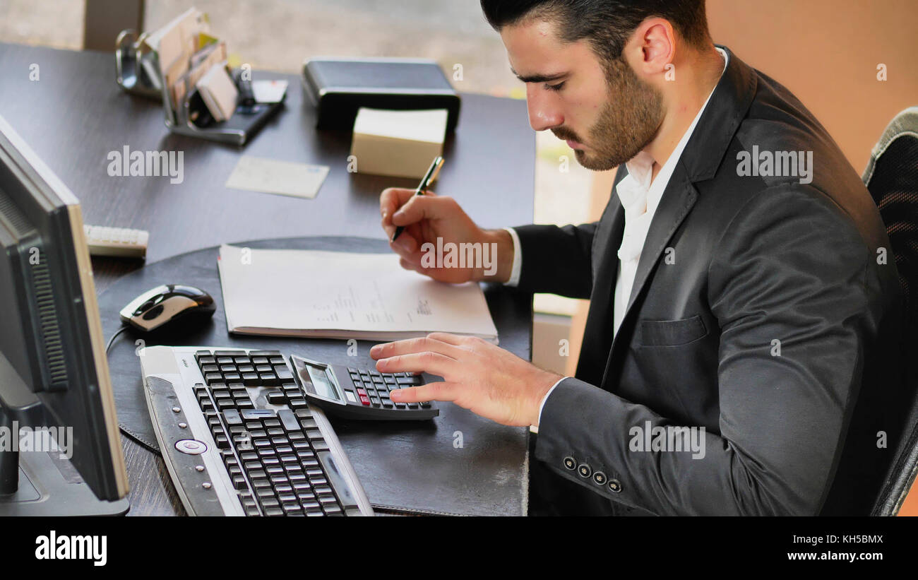 Giovane uomo elegante accounting finance Foto Stock