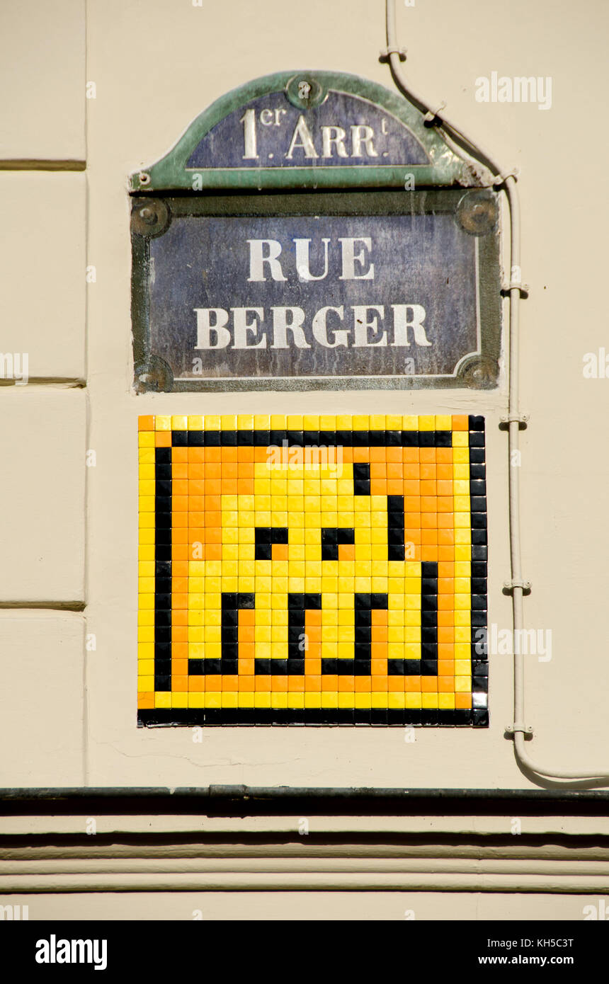 Parigi, Francia. Spazio mosaico invasore di arte di strada da 'Invader' a 4 rue Berger Foto Stock