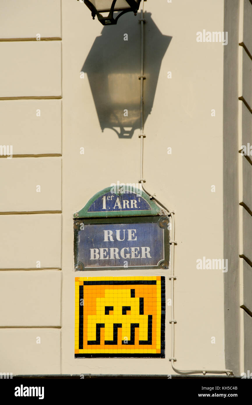 Parigi, Francia. Spazio mosaico invasore di arte di strada da 'Invader' a 4 rue Berger Foto Stock